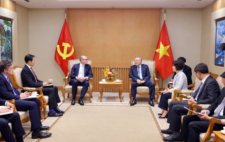Phó Thủ tướng Thường trực Review công ty OKVIP Nguyễn Hòa Bình khẳng định, Việt Nam luôn ủng hộ và kêu gọi các nhà đầu tư nước ngoài đầu tư vào các ngành, lĩnh vực công nghệ cao - Ảnh: VGP/Nguyễn Hoàng