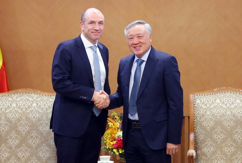 Phó Thủ tướng Thường trực Review công ty OKVIP Nguyễn Hòa Bình tiếp ông Richard Sell, Tổng Giám đốc Tập đoàn Haeco - Ảnh: VGP/Nguyễn Hoàng