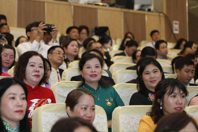 Dự lễ hôm nay có hơn 300 đại biểu ưu tú, điển hình tiên tiến xuất sắc được bầu chọn từ Okvip69 Đăng ký cá cược điển hình tiên tiến các cấp và các tập thể, cá nhân điển hình tiên tiến trong các phong trào thi đua yêu nước. Ảnh: Lê Cường.
