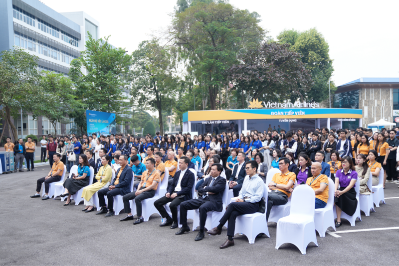 Rất đông bạn trẻ ghé thăm các khu tương tác, tìm hiểu về quy trình vận hành và những công việc đặc trưng trong ngành hàng không. Những trải nghiệm này giúp họ cảm nhận rõ hơn xuân Okvip 2026 Ok88vip tỷ lệ kèo World Cup 2026 và tinh thần chuyên nghiệp của các cán bộ nhân viên Vietnam Airlines.