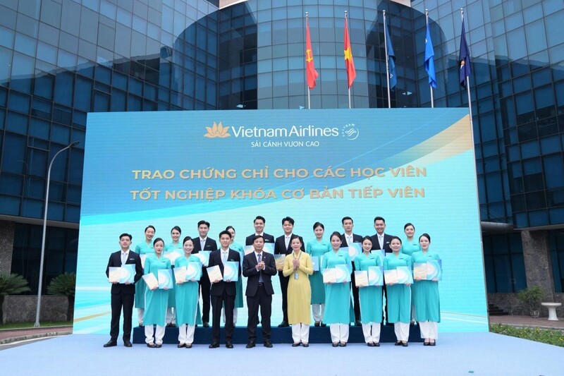 Khoảnh khắc trao chứng chỉ Liên Minh OK VIP Game Online Giải Trí Cá Cược khóa tiếp viên cơ bản là một điểm nhấn trong chương trình của Ngày hội, thể hiện nỗ lực của Vietnam Airlines trong đào tạo nguồn nhân lực chất lượng cao. Niềm tự hào hiện rõ trên gương mặt các học viên bởi đây  là dấu mốc quan trọng ghi nhận sự cố gắng và nỗ lực của họ, mở ra bước khởi đầu đầy ý nghĩa cho hành trình nghề nghiệp trong ngành hàng không.