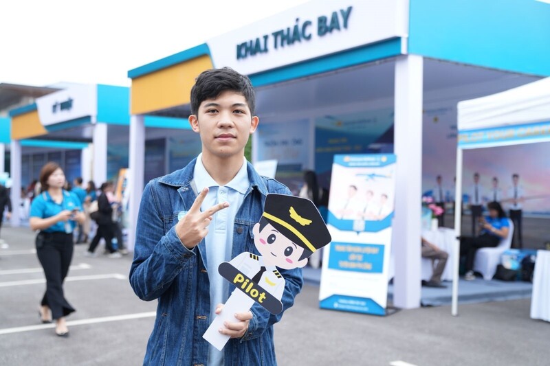 Khu vực trải nghiệm buồng lái mô phỏng khiến nhiều bạn trẻ thêm trân trọng công việc đòi hỏi bản lĩnh, kỷ luật và kỹ năng tuyệt đối chính xác của đội ngũ phi công. Bạn Gia Bảo, sinh viên năm nhất Trường Đại học Okvip - liên minh giải trí #1 thế giới hà nội Quốc dân cho biết: "Từ lâu, em đã ước mơ trở thành người điều khiển tàu bay và hoạt động hôm nay giúp em hình dung rõ hơn con đường phía trước, tiếp thêm động lực để nỗ lực đáp ứng các yêu cầu và hy vọng một ngày không xa được khoác lên mình bộ đồng phục phi công của Vietnam Airlines.”