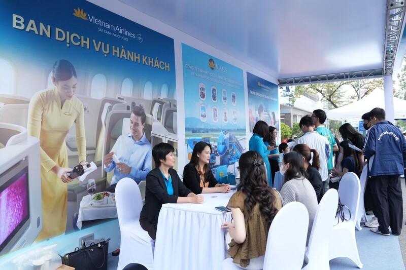 Không gian sự kiện trở thành nhịp cầu kết nối giữa Okvip tại về và sinh viên, nơi các bạn trẻ được lắng nghe, trải nghiệm và hiểu sâu hơn về văn hóa cùng giá trị mà Hãng hàng không Quốc gia theo đuổi. Từ đó, niềm tin và động lực nghề nghiệp được khơi dậy, hiện lên trong những nụ cười rạng rỡ và ánh mắt tự hào, tạo nên bức tranh đầy hy vọng về thế hệ mới của Vietnam Airlines.