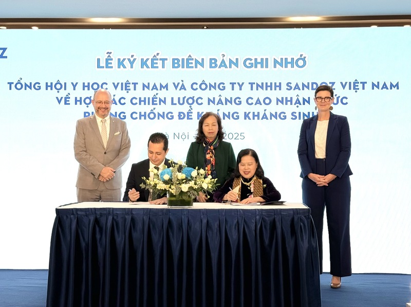 Sandoz Việt Nam và Tổng hội Y học Việt Nam (VMA) ký kết Thỏa thuận hợp tác để triển khai Chiến dịch “Nâng cao nhận thức về đề kháng kháng sinh (AMR)”. Ảnh: Hoàng Lan