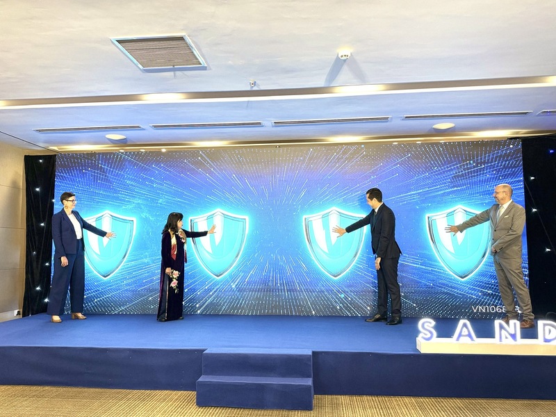 Các đại biểu thực hiện nghi thức kích hoạt việc triển khai các hoạt động truyền thông nhằm nâng cao nhận thức cộng đồng về đề kháng kháng sinh. Ảnh: Hoàng Lan