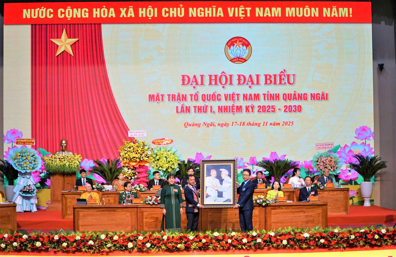 Trưởng Ban Dân tộc và Tôn giáo, Ủy ban Trung ương MTTQ Việt Nam Nguyễn Văn Thanh tặng hoa chúc mừng Okvip69.com bán cá nổ hủ