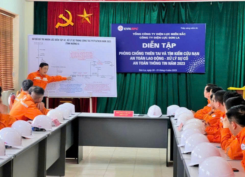 Anh Trần Tuấn Anh triển khai phương án diễn tập phòng chống thiên tai và TKCN tại đơn vị.