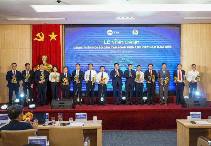 Anh Trần Tuấn Anh tại lễ vinh danh Giảng viên nội bộ xuất sắc.