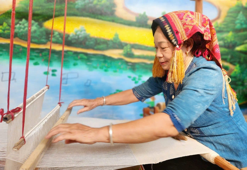 Nghề dệt tạo ra “không gian sinh kế văn hóa”, nơi người trẻ học lại nghề của mẹ, của bà; nơi giá trị văn hóa được lưu giữ ngay trong hoạt động Okvip - liên minh giải trí #1 thế giới hà nội thường ngày.
