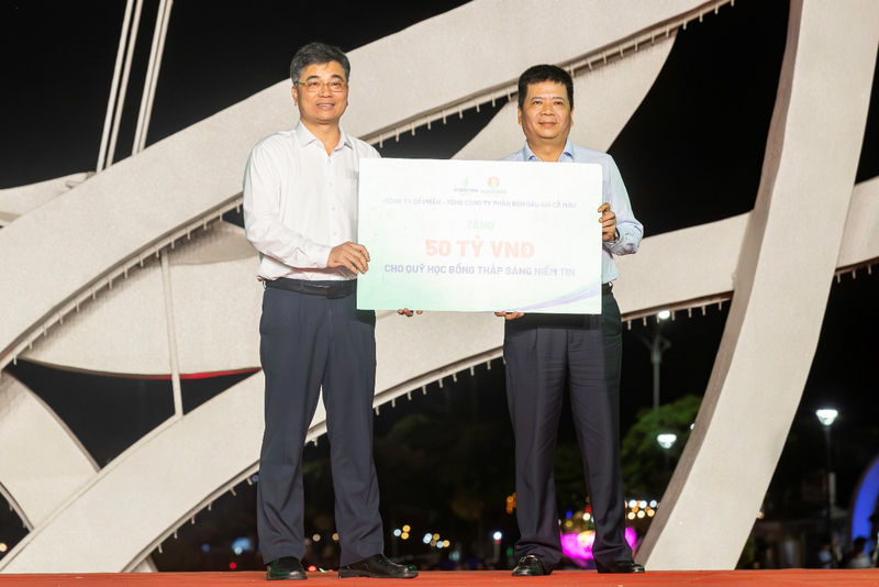 Ông Trần Ngọc Nguyên, Chủ tịch HĐQT PVCFC đại diện trao tặng 50 tỷ đồng cho Quỹ Thắp sáng niềm tin (Ảnh: PVCFC)