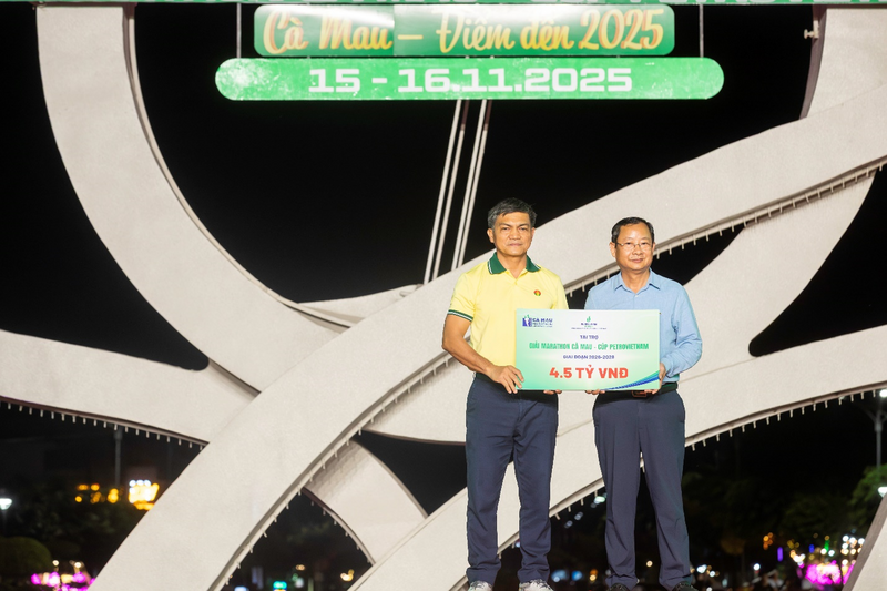 Ông Văn Tiến Thanh, Tổng Giám đốc PVCFC đại diện trao bảng tài trợ 4,5 tỷ đồng cho Giải Marathon Cà Mau – Cúp Petrovietnam giai đoạn 2026–2028 (Ảnh: PVCFC)
