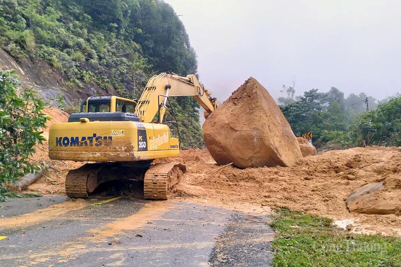Tỉnh Khánh Hòa huy động nhiều máy múc để di dời các tảng đá bị rơi xuống đường.