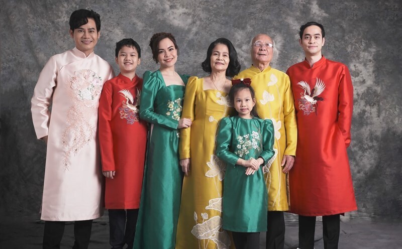 Gia đình Việt rộn ràng trong sắc màu hợp mệnh, đón Tết may mắn và bình an.