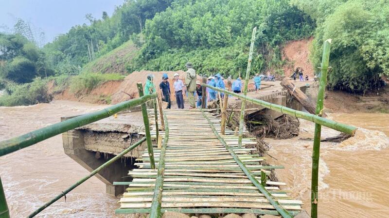 Cầu Nước bao đã được làm tạm thời để giúp người dân di chuyển trong mưa lũ. Ảnh Tuệ Lâm