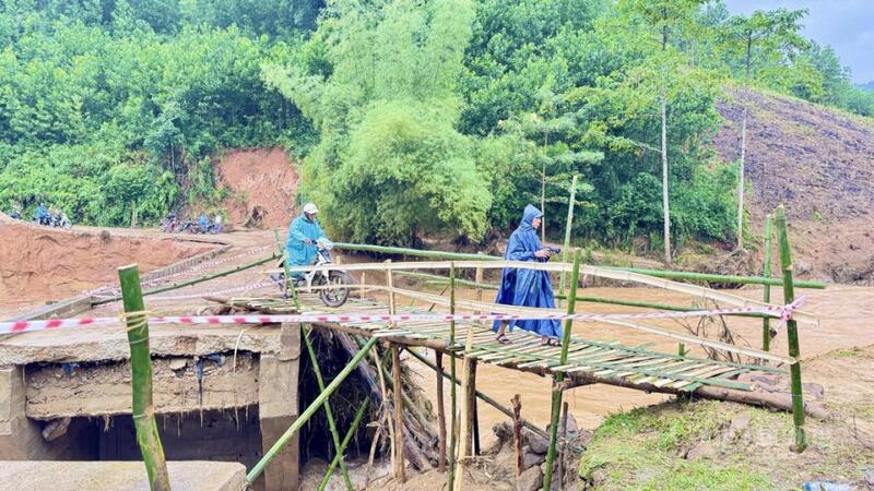 Trong sáng 18/11, các dầm sắt đã được gia cố giúp việc đi lại thuận tiện hơn trong khi chờ cầu Nước Bao được sửa. Ảnh Tuệ Lâm