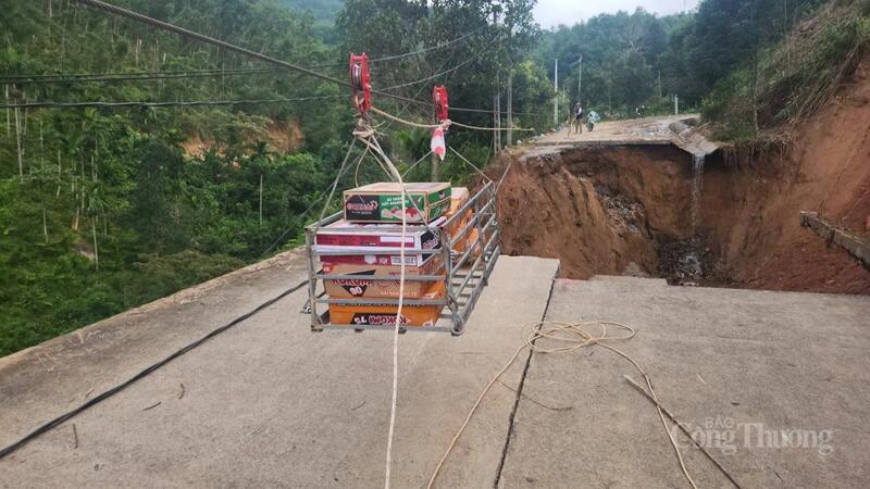 Chính quyền địa phương phải dùng ròng rọc để vận chuyển nhu yếu phẩm qua cho người dân ở phía bên kia. Ảnh Tuệ Lâm