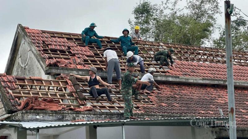 Trung đoàn 887 (Bộ Chỉ huy quân sự tỉnh Quảng Ngãi) đã lập tức huy động hơn 40 cán bộ, chiến sĩ giúp người dân lợp lại mái nhà đã bị giông lốc cuốn bay trong rạng sáng ngày 17/11. Ảnh Tuệ Lâm