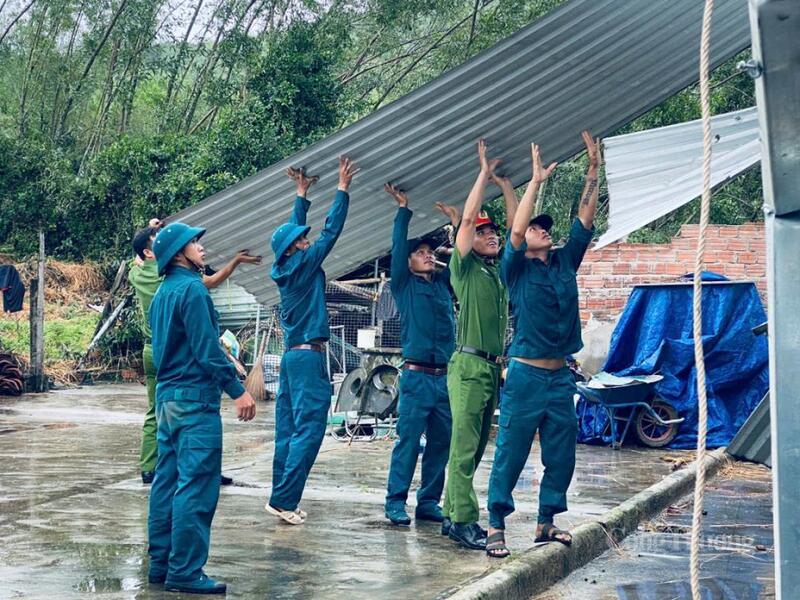 Lực lượng công an cùng dân quân tự vệ cũng tham gia tích cực để giúp người dân ổn định cuộc sống. Ảnh Tuệ Lâm
