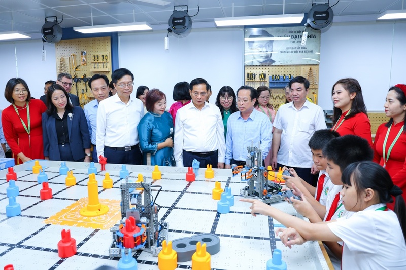 Phó Thủ tướng Bùi Thanh Sơn cùng các đại biểu tham quan, nghe giới thiệu về các hoạt động tại phòng STEM trường THCS Tây Mỗ