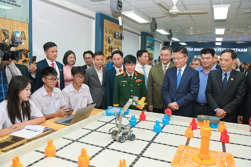 Phó Thủ tướng Lê Thành Long cùng các đại biểu trò chuyện với các em học sinh trường THPT Hàm Rồng về hoạt động tại phòng STEM