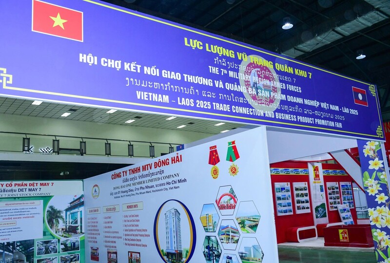 Gian hàng của Lực lượng Vũ trang Quân khu 7. Ảnh: Thu Thuỷ.