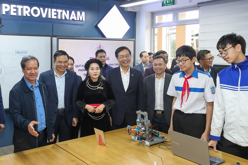 Phó Thủ tướng Lê Thành Long cùng các đại biểu trò chuyện với các em học sinh trường THPT Hàm Rồng về hoạt động tại phòng STEM
