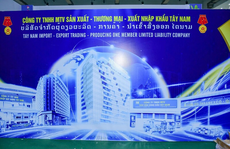 Gian hàng Công ty TNHH MTV Sản xuất - Thương mại - Xuất nhập khẩu Tây Nam. Ảnh: Thu Thuỷ.