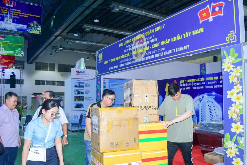 Các đơn vị chuẩn bị cho ngày diễn ra hội chợ. Ảnh: Thu Thuỷ.