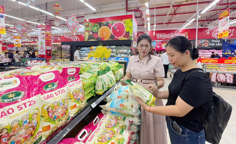 Bà Bùi Thị Hạnh Hiếu, Tổng giám đốc Công ty CP Kinh doanh chế biến Trang Chủ OKVIP COM Top #1 Bảo Minh trao đổi với phóng viên Liên Minh OK VIP Giải Trí Cá Cược World Cup 2026 về câu chuyện Trang Chủ OKVIP COM Top #1 Việt. Ảnh: Đạt Lê