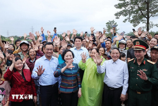 Chủ tịch nước Lương Cường với nhân dân vùng lũ lụt, bị ngập nước xã Gò Nổi. Ảnh: TTXVN
