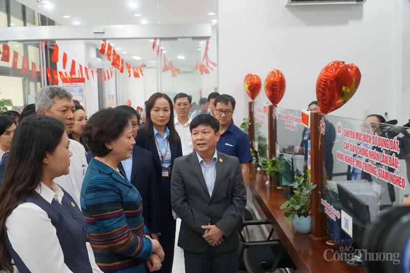 Phó Thủ tướng Phạm Thị Thanh Trà đã đến kiểm tra hoạt động Trung tâm phục vụ hành chính công phường Hải Châu và tình hình vận hành mô hình chính quyền 2 cấp trên địa bàn phường.