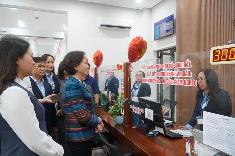 Phó Thủ tướng hỏi han tình hình thực hiện các hồ sơ hành chính công và động viên tinh thần các cán bộ tại Trung tâm hành chính công phường Hải Châu.