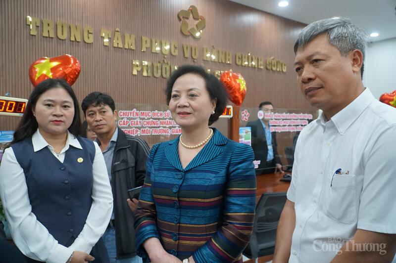 Phó Thủ tướng nghe báo cáo về tình hình tiếp nhận, giải quyết các thủ tục tại Trung tâm hành chính công phường Hải Châu.