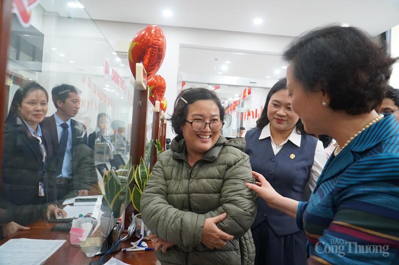 Phó Thủ tướng hỏi han người dân đến thực hiện thủ tục hành chính về mức độ hài lòng khi thực hiện các thủ tục hành chính công.