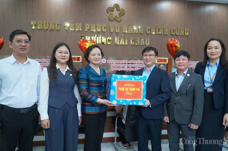 Phó Thủ tướng Phạm Thị Thanh Trà trao quà động viên các cán bộ, công chức Trung tâm hành chính công phường Hải Châu.