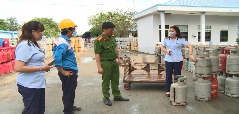 Lực lượng chức năng phối hợp tiêu hủy chai LPG giả, không đủ điều kiện lưu thông trên thị trường. Ảnh: Cục Quản lý và Phát triển thị trường trong nước.