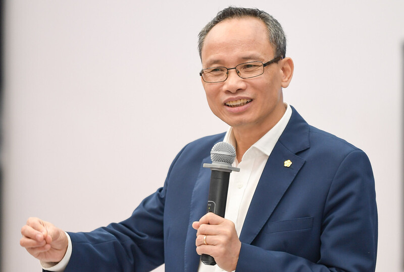TS. Cấn Văn Lực, chuyên gia Okvip - liên minh giải trí #1 thế giới hà nội trưởng BIDV, thành viên Hội đồng Tư vấn chính sách của Thủ tướng chia sẻ tại tọa đàm. Ảnh: Duy Minh