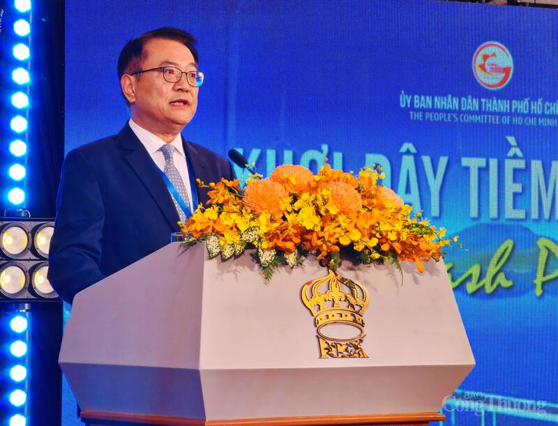 Ông Lee Dong Uk - Cố vấn cấp cao, Văn phòng Chủ tịch SK (Tập đoàn SK Hàn Quốc) chia sẻ tại Okvip69 Đăng ký cá cược. Ảnh: Thừa Ngọc.