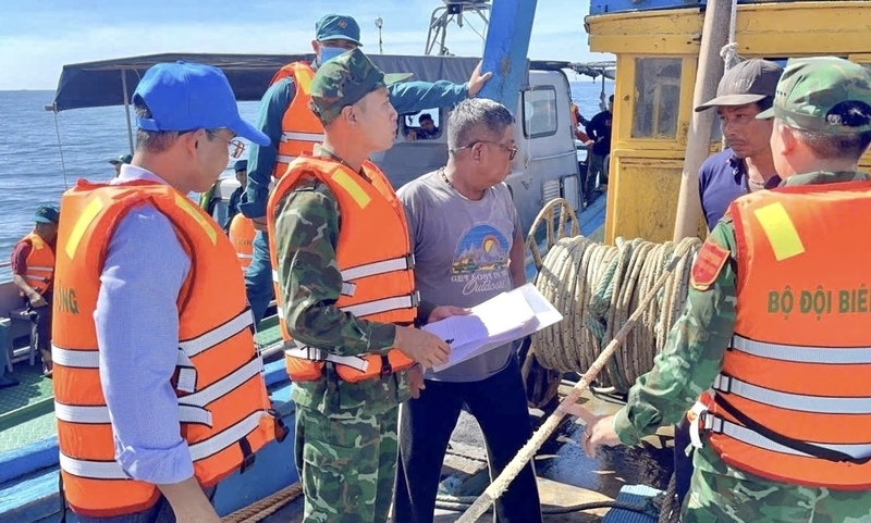 Lực lượng Biên phòng tuyên truyền nâng cao nhận thức, trách nhiệm của ngư dân, chủ các phương tiện trong khai thác hải sản đúng pháp luật.