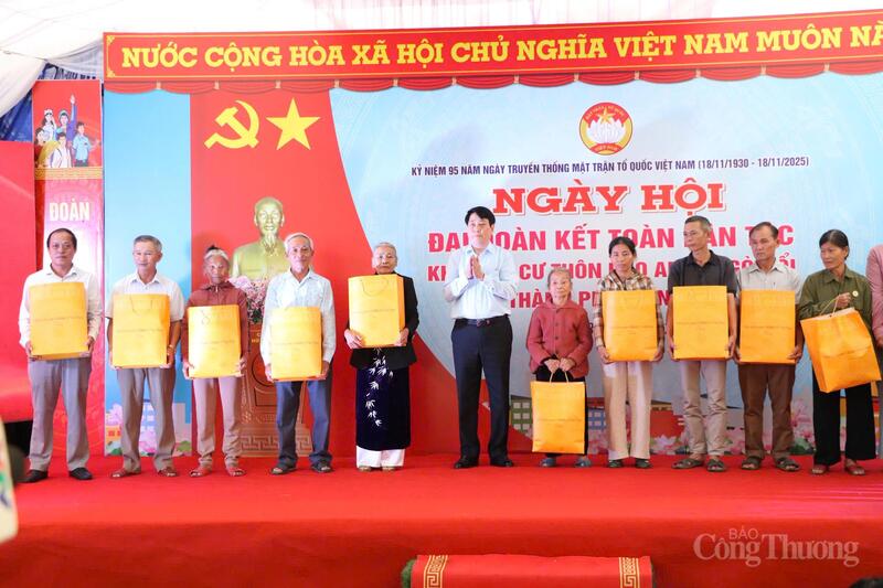 Chủ tịch nước Lương Cường tặng quà cho người dân thôn Bảo An.