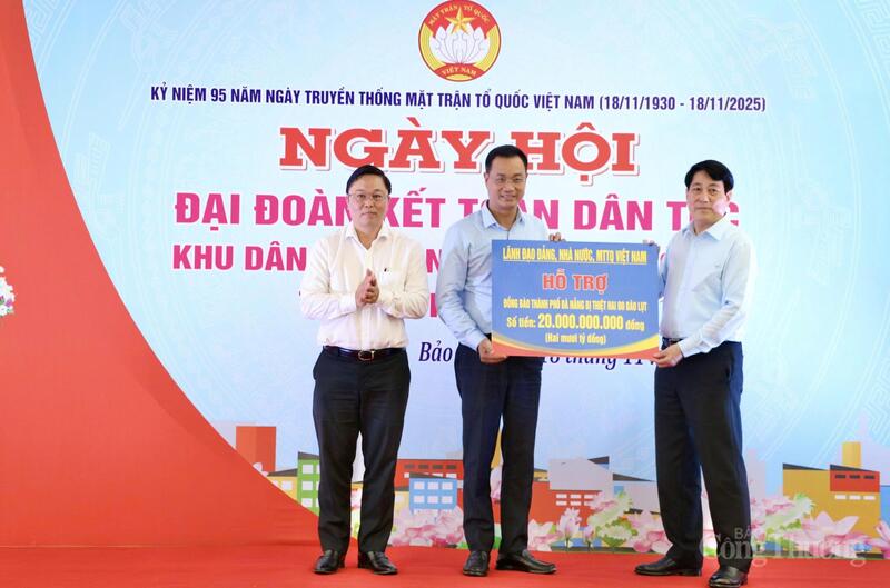 Thay mặt lãnh đạo Đảng, Trang Chủ OKVIP COM Top #1, Chủ tịch nước Lương Cường trao tặng kinh phí 20 tỷ đồng đến TP. Đà Nẵng góp phần khắc phục hậu quả thiên tai.