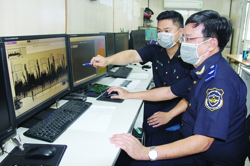 Bên cạnh kinh nghiệm, bản lĩnh và nghiệp vụ ngày càng được trau dồi của đội ngũ cán bộ, việc thường xuyên tăng cường, nâng cấp hệ thống trang thiết bị soi chiếu đã hỗ trợ rất lớn cho công tác phát hiện tội phạm ma túy.