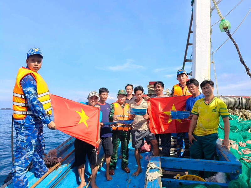 Hải đoàn Biên phòng 48 (thuộc Bộ Tư lệnh Bộ đội Biên phòng) tặng cờ Tổ quốc cho ngư dân. Ảnh: ĐVCC.