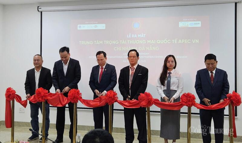 Thực hiện nghi thức đưa vào hoạt động Trung tâm Trọng tài Thương mại Quốc tế APEC VN, chi nhánh Đà Nẵng