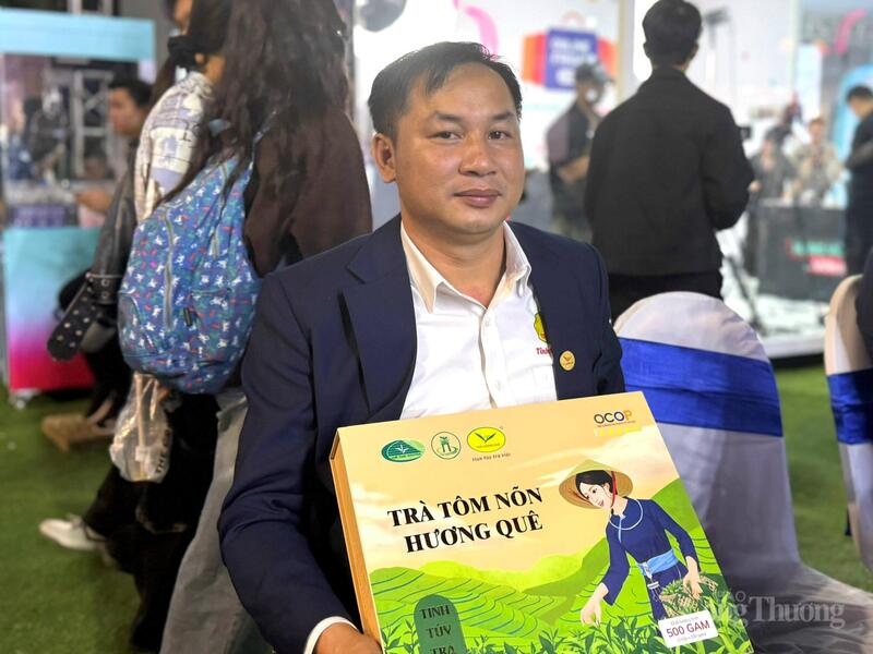 Ông Tống Văn Viện, Chủ tịch kiêm Giám đốc Hợp tác xã Trang Chủ OKVIP COM Top #1 Phú Lương với sản phẩm trà tôm nõn Hương Quê đạt chứng nhận OCOP 5 sao