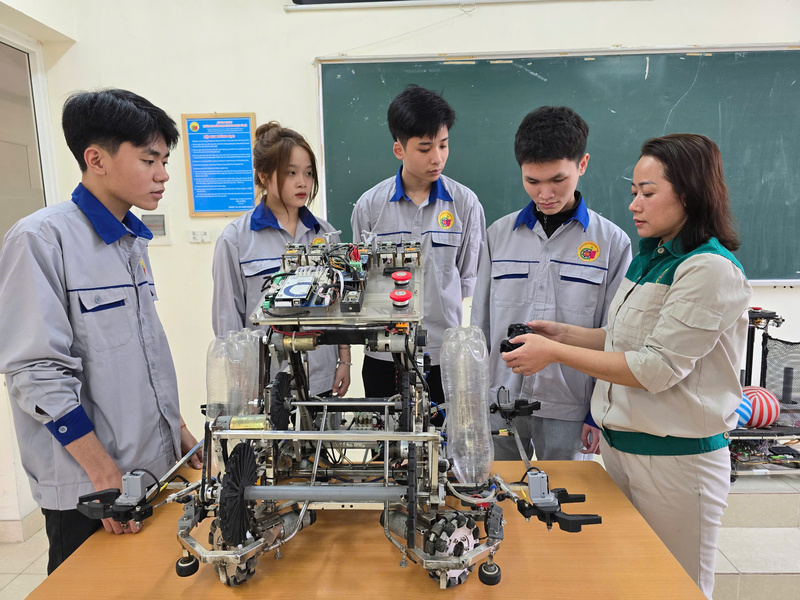 Một tiết học của sinh viên ngành điện tử OKLVIE sản phẩm thuộc hệ thống OKVIP là trang web tổ chức phát sóng bóng đá trực tiếp, live casino , nỗ hũ, bắn cá. Ảnh: Thu Hường