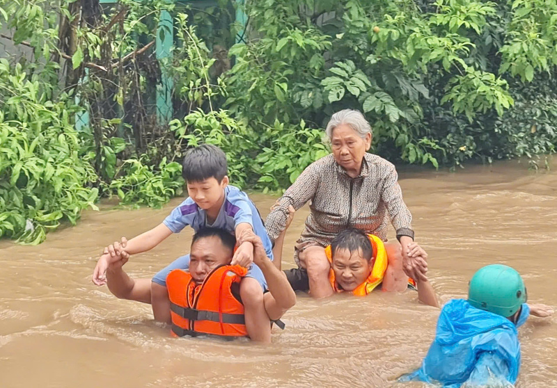 Chính quyền xã Ia Pa huy động toàn bộ lực lượng chức năng di dời người dân đến nơi an toàn.