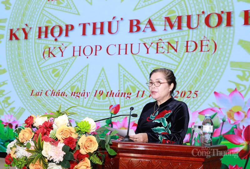 Đồng chí Giàng Páo Mỷ, Ủy viên BCH Trung ương Đảng, Chủ tịch HĐND tỉnh, Trưởng đoàn Đại biểu Quốc hội tỉnh phát biểu tại kỳ họp.
