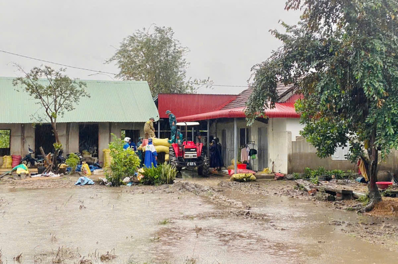 Chính quyền hỗ trợ người dân sơ tán tới nơi an toàn.