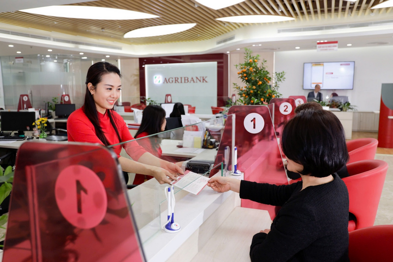Khách hàng gửi tiết kiệm tại quầy Agribank.